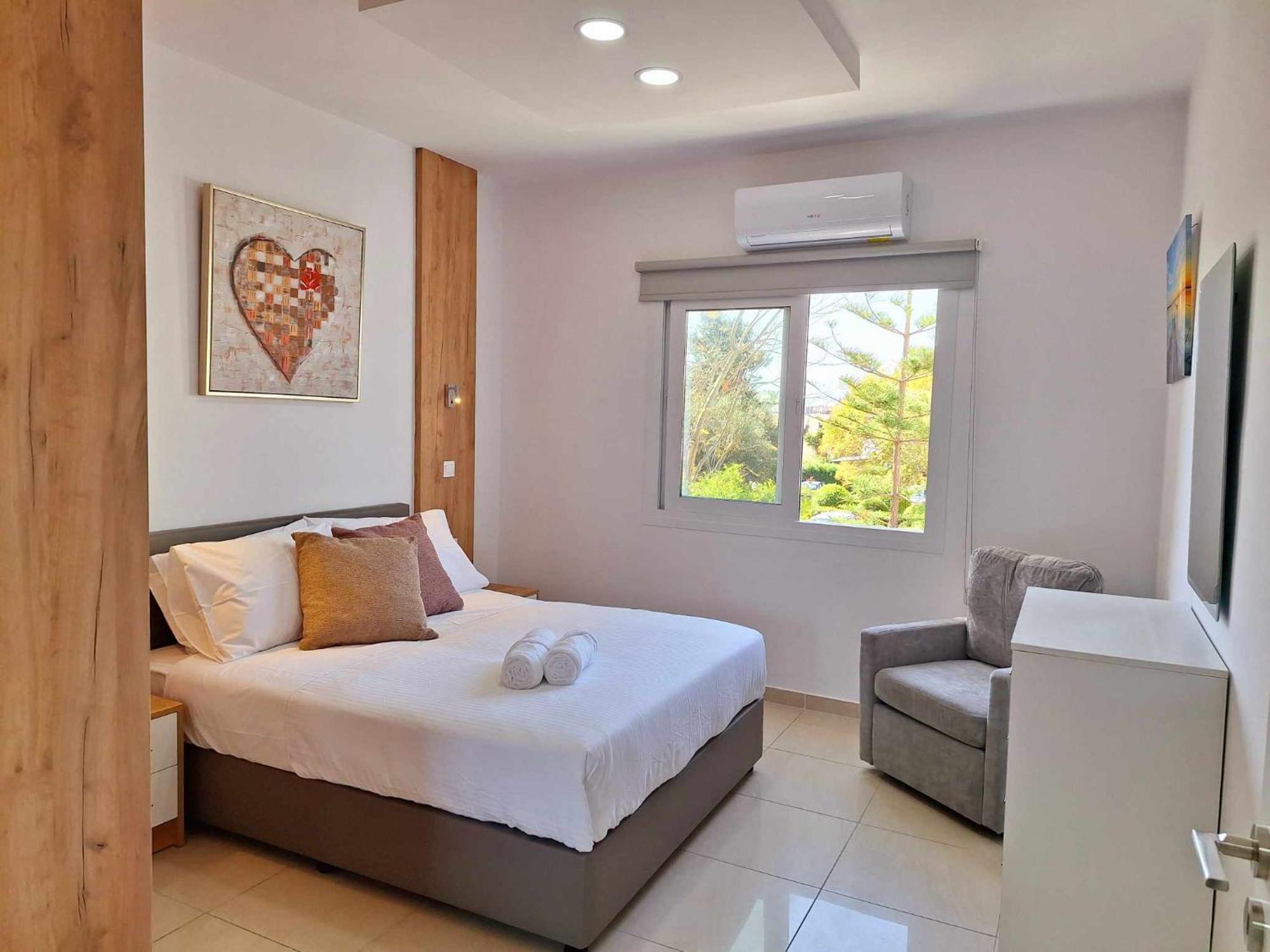 Stylish Apt Kato Paphos Close To Beach & Vibrant Harbor Life Bagian luar foto
