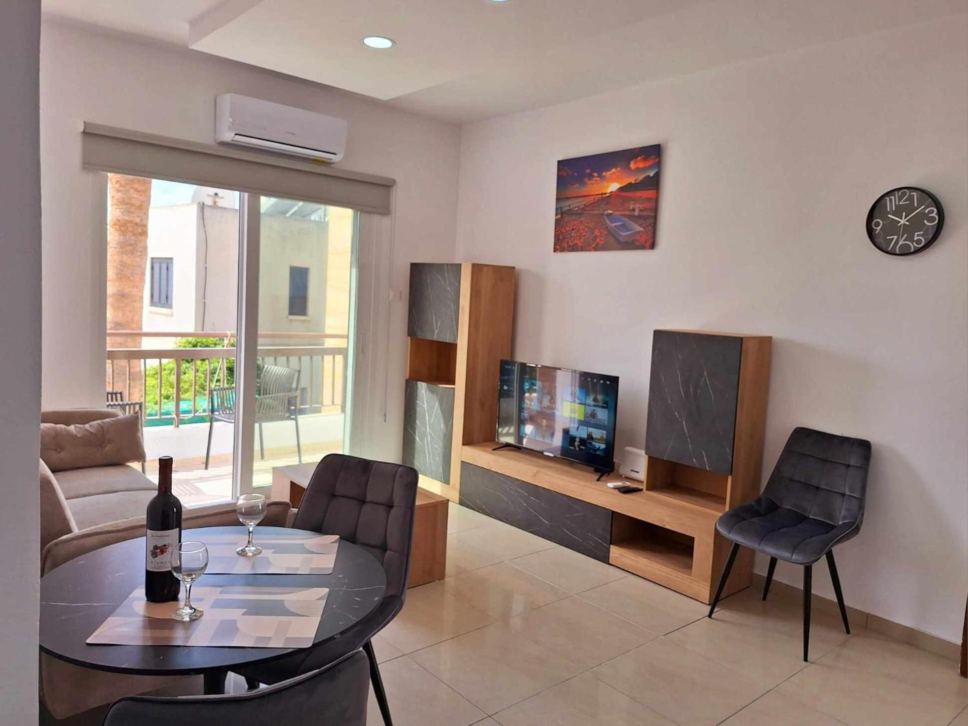 Stylish Apt Kato Paphos Close To Beach & Vibrant Harbor Life Bagian luar foto