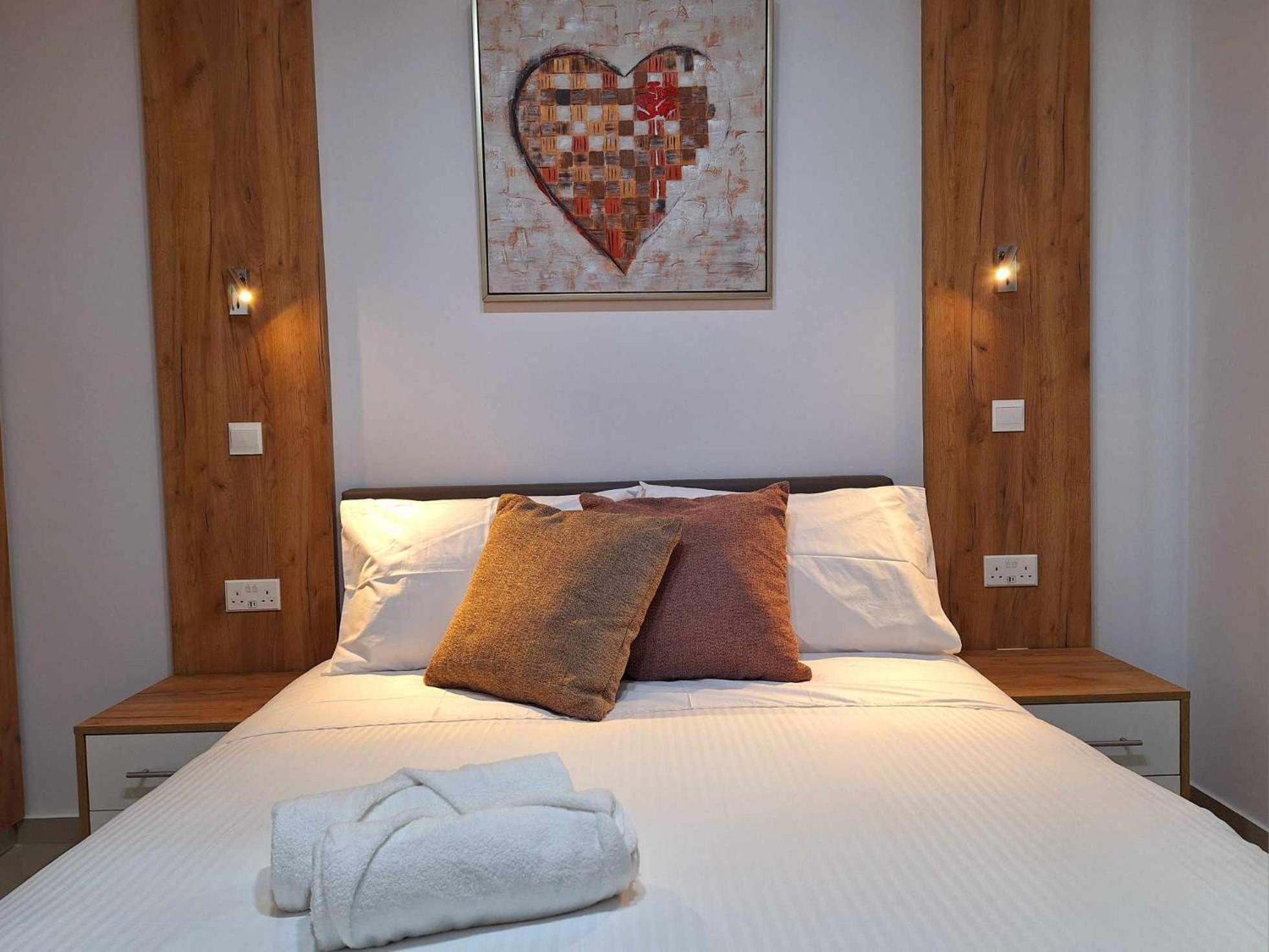 Stylish Apt Kato Paphos Close To Beach & Vibrant Harbor Life Bagian luar foto