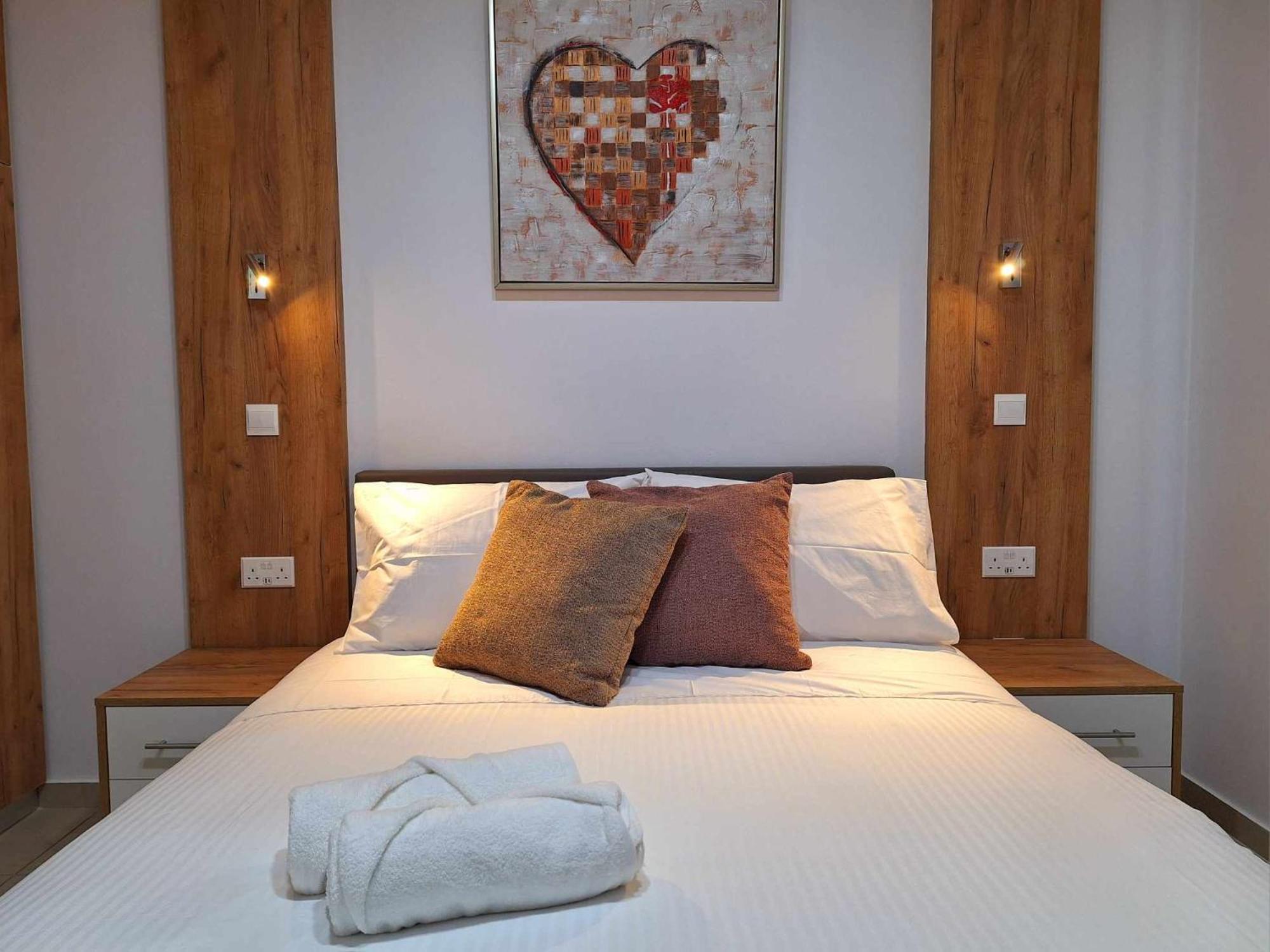 Stylish Apt Kato Paphos Close To Beach & Vibrant Harbor Life Bagian luar foto