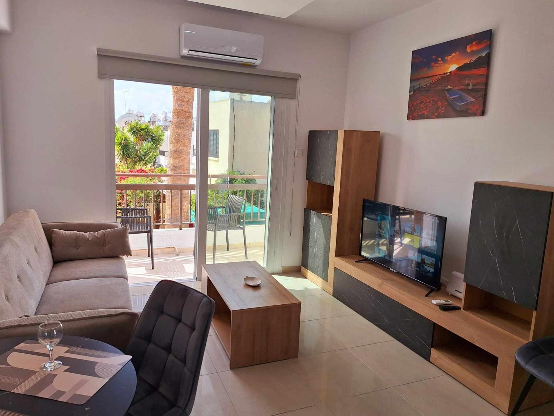 Stylish Apt Kato Paphos Close To Beach & Vibrant Harbor Life Bagian luar foto