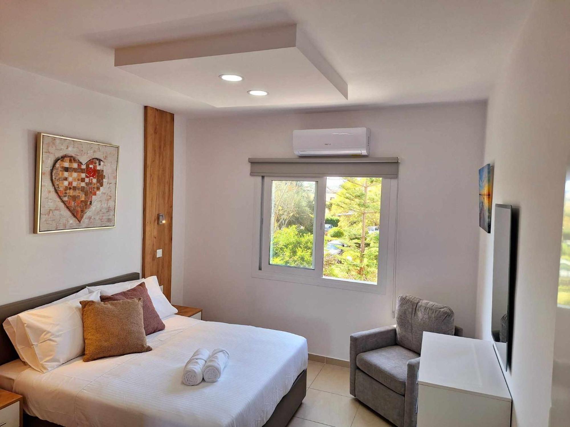 Stylish Apt Kato Paphos Close To Beach & Vibrant Harbor Life Bagian luar foto