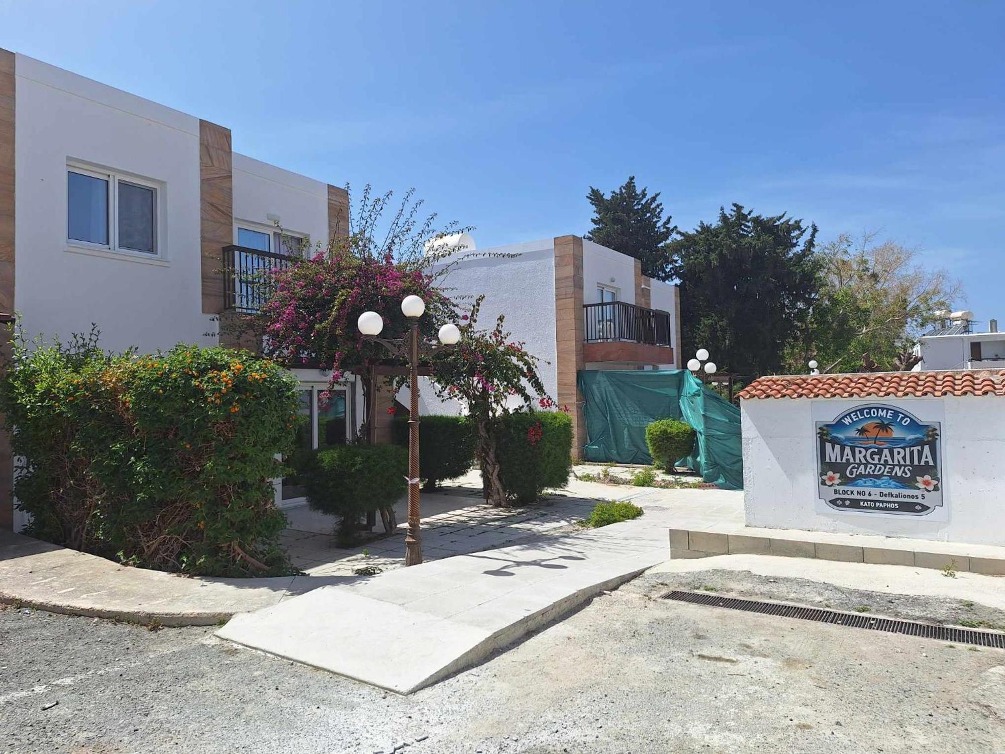 Stylish Apt Kato Paphos Close To Beach & Vibrant Harbor Life Bagian luar foto
